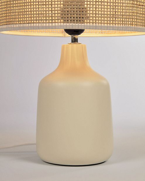 Настольная лампа Erna из белой керамики и бамбука с натуральной отделкой