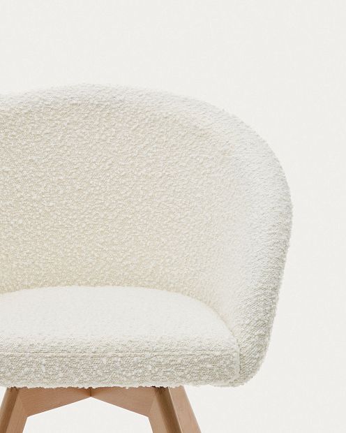 Marvin Поворотный стул из белой ткани букле с ножками из ясеня